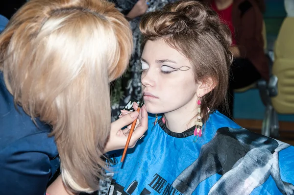 Maquillaje inusual cuando la belleza cumple con el arte. Chica concursante en maquillaje decorativo para los ojos . — Foto de Stock