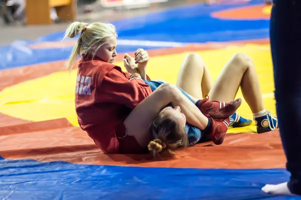 Sambo nebo sebeobrany beze zbraní. soutěží dívky. — Stock fotografie