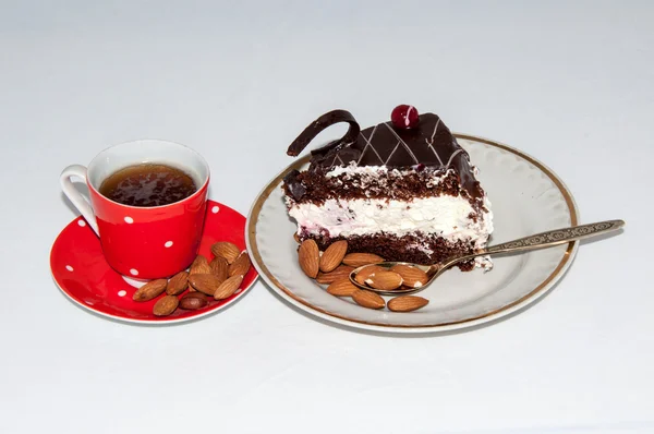 Un trozo de postre dulce y almendras — Foto de Stock