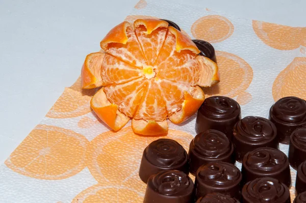 Tangerines et bonbons ensemble obligatoire cadeau de Noël — Photo