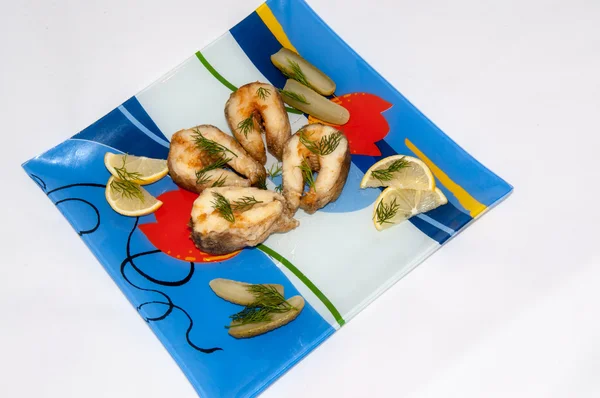 Peixe frito com ervas e suco de limão — Fotografia de Stock