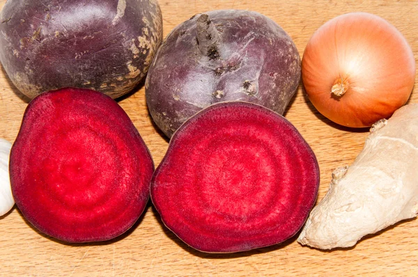 Fresh beets on cutting board — Stock Photo, Image