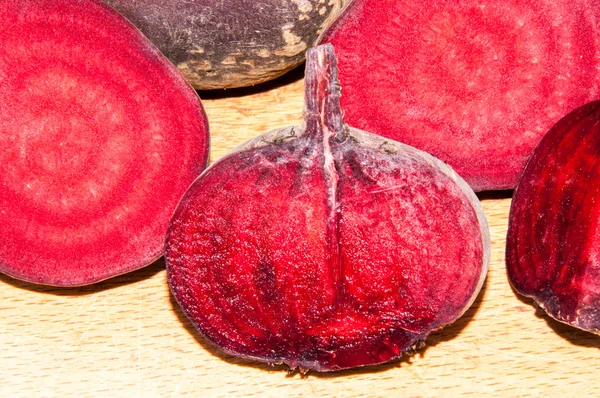 Fresh beets on cutting board — Stock Photo, Image