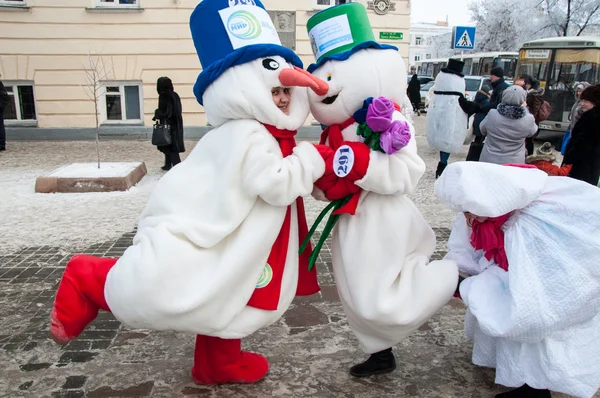 Новогодний конкурс снеговиков — стоковое фото