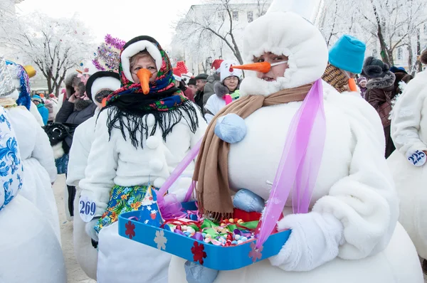 Новогодний конкурс снеговиков — стоковое фото