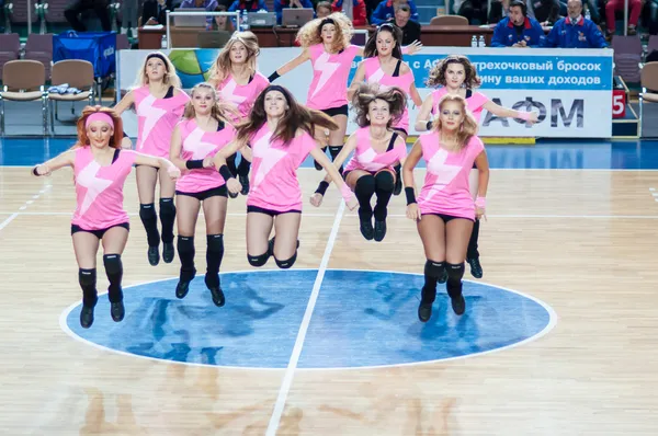 Garota líder de torcida da equipe de apoio seu time de basquete favorito . — Fotografia de Stock