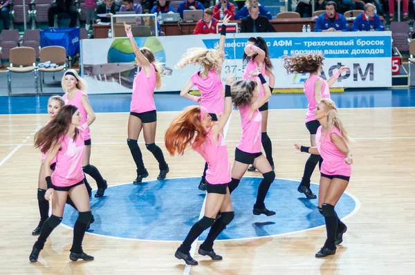 Meisje van de steun cheerleading team uw favoriete basketbalteam is een team. — Stockfoto