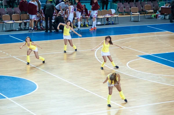 여자는 지원에서 치 어 리더 팀 좋아하는 농구 팀. — 스톡 사진
