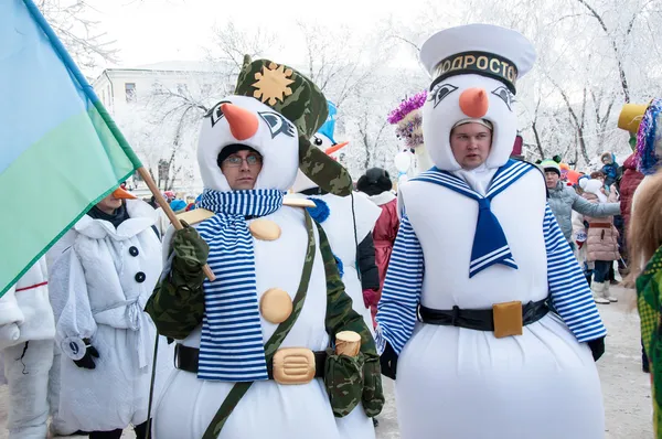 Nytt år konkurrens av snögubbar. — Stockfoto