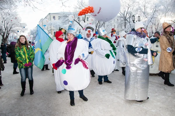 Nytt år konkurrens av snögubbar... — Stockfoto