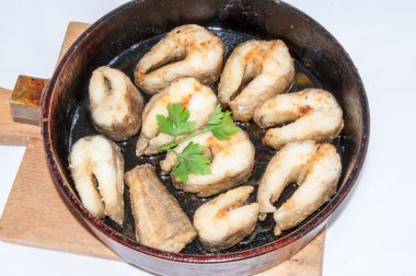 otlar ve limon suyu ile kızarmış balık.