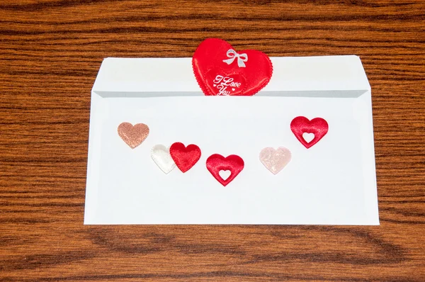 Hart in envelop. Gelukkige Valentijnskaarten dag — Stockfoto