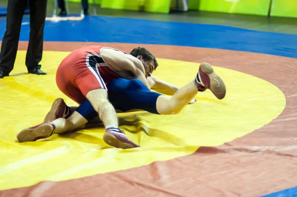 Competição de wrestling esportivo entre meninos — Fotografia de Stock