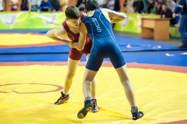 Sport brottning konkurrens mellan pojkar — Stockfoto