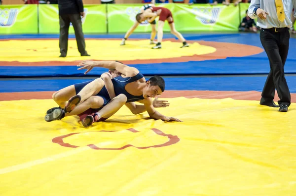 Competizione di wrestling sportivo tra ragazzi — Foto Stock