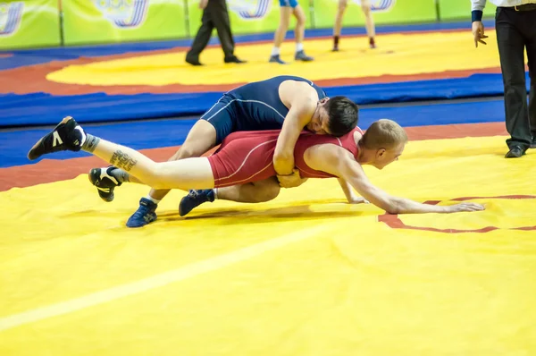 Competição de wrestling esportivo entre meninos — Fotografia de Stock