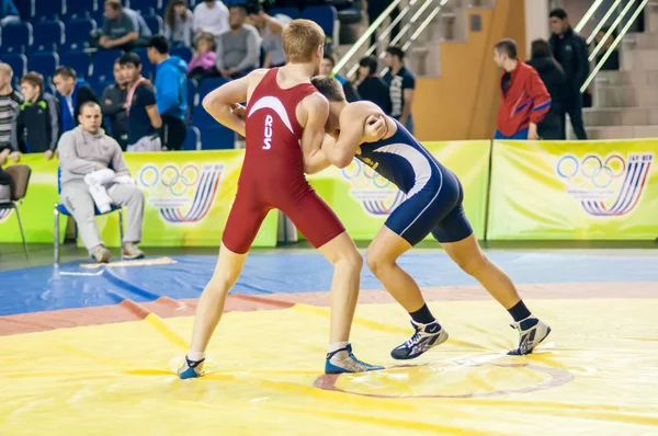 Sport brottning konkurrens mellan pojkar — Stockfoto