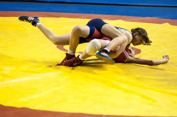 Sport concurrentie tussen meisjes worstelen — Stockfoto