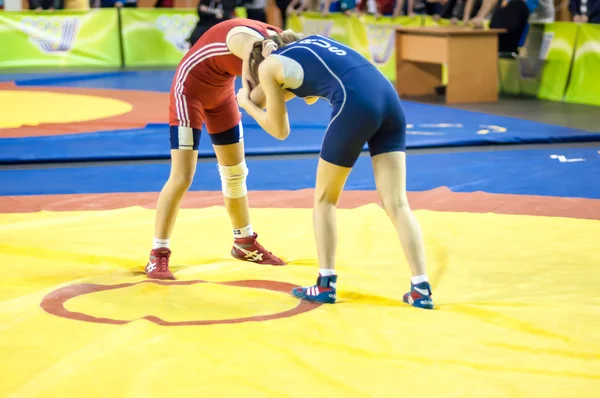 Sport brottning konkurrens mellan flickor — Stockfoto