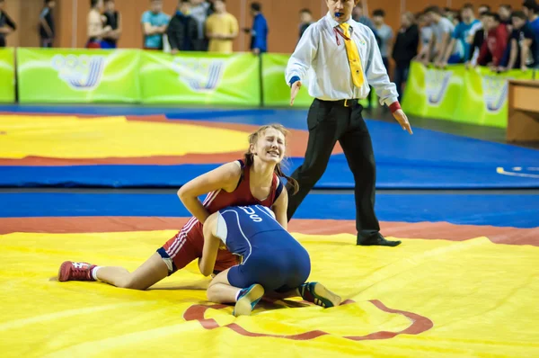 Esportes luta livre competição entre meninas — Fotografia de Stock