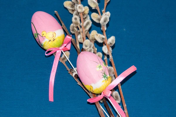 Pintado huevo de Pascua y una ramita coño-sauce — Foto de Stock