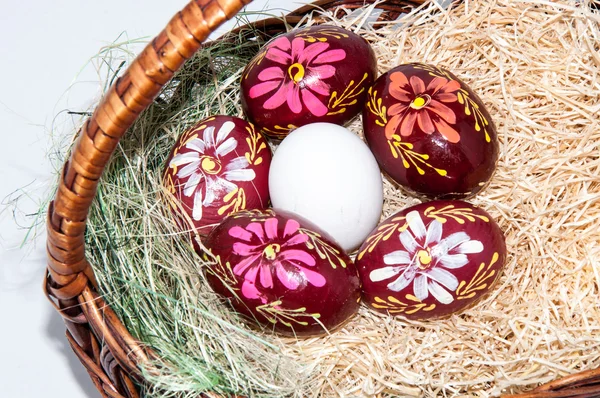 Easter egg in basket — Stok fotoğraf