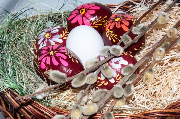 Velikonoční vajíčko v košíku — Stock fotografie