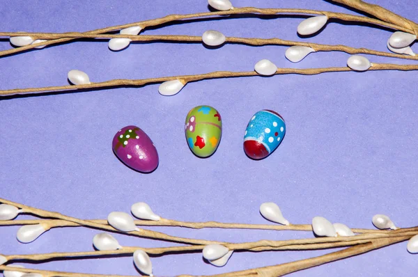 Раскрашенное пасхальное яйцо и веточка киски-ивы . — стоковое фото