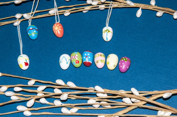 Painted Easter egg and a pussy-Willow sprig. — Stock Photo, Image