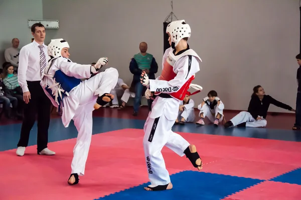 Samoobrona bez zbraní - taekwondo je korejské bojové umění. — Stock fotografie