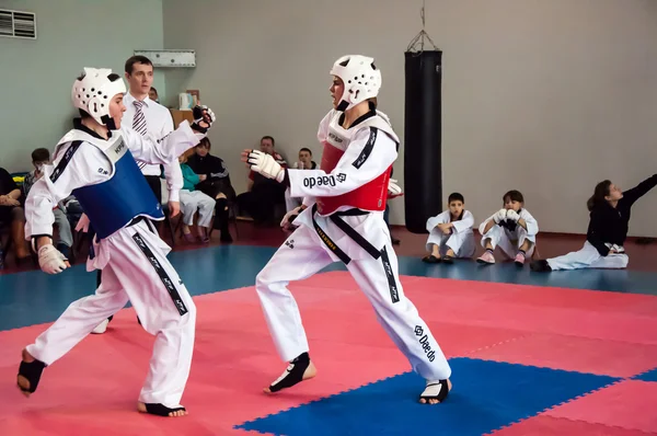 Samoobrona χωρίς όπλα - taekwondo είναι μια κορεατική πολεμική τέχνη. — Φωτογραφία Αρχείου