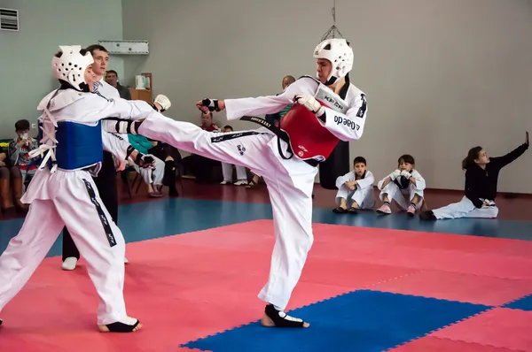 Samoobrona nélkül fegyver - taekwondo egy koreai harcművészet. — Stock Fotó