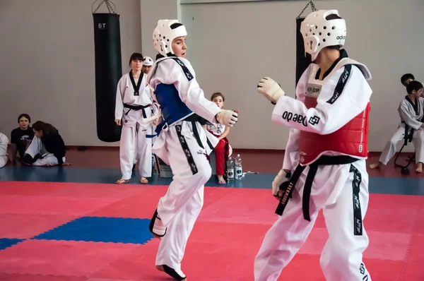 Samoobrona zonder wapens - taekwondo is een Koreaanse krijgskunst. — Stockfoto