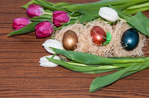 Huevo de Pascua y tulipanes —  Fotos de Stock