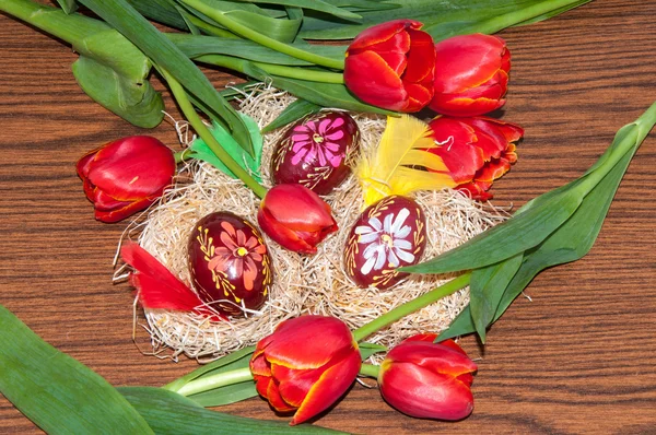 Ovo de Páscoa e tulipas — Fotografia de Stock