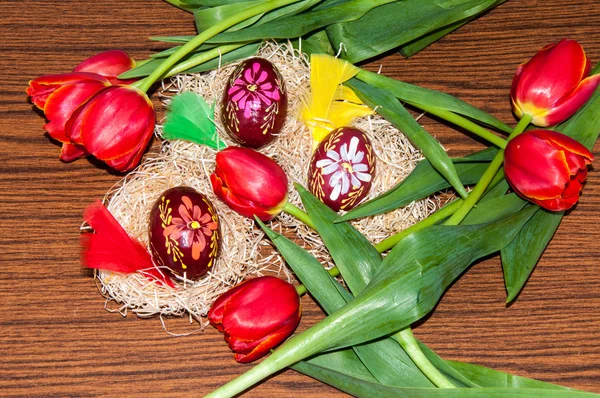 Ovo de Páscoa e tulipas — Fotografia de Stock