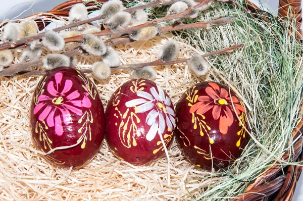 Easter egg in basket. — Stock Photo, Image
