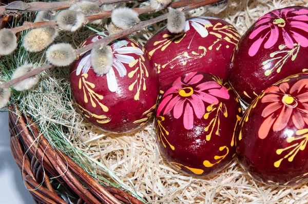 Easter egg in basket. — Stock Photo, Image