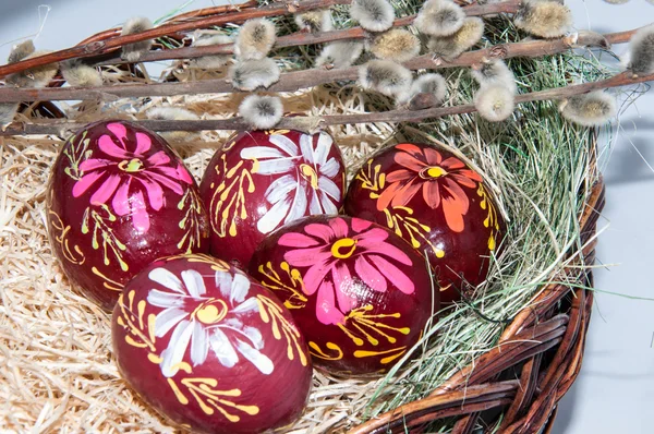 Easter egg in basket. — Stock Photo, Image