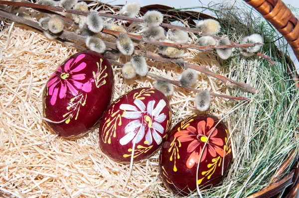 Easter egg in basket. — Stock Photo, Image