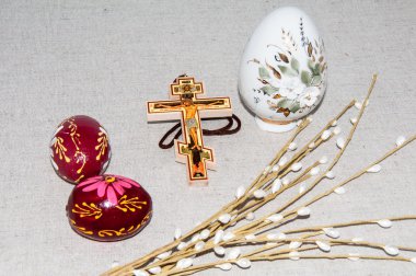 Paskalya yumurtası ve çapraz.