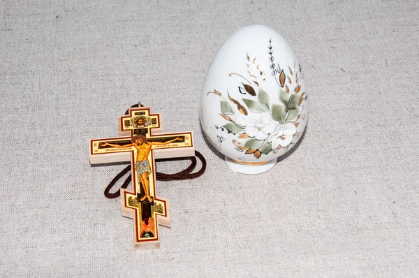 Velikonoční vajíčko a kříž. — Stock fotografie