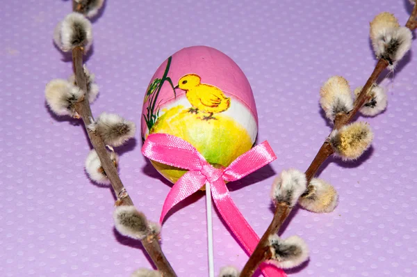 Painted Easter egg and a pussy-Willow sprig. — Stock Photo, Image