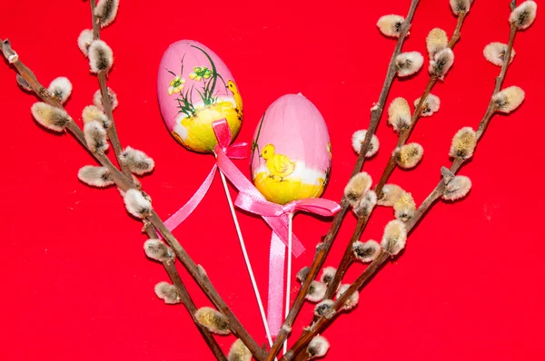 Boyanmış Paskalya yumurtası ve Kukum sapı. — Stok fotoğraf