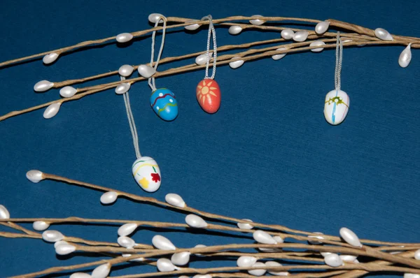 Painted Easter egg and a pussy-Willow sprig... — Stock Photo, Image