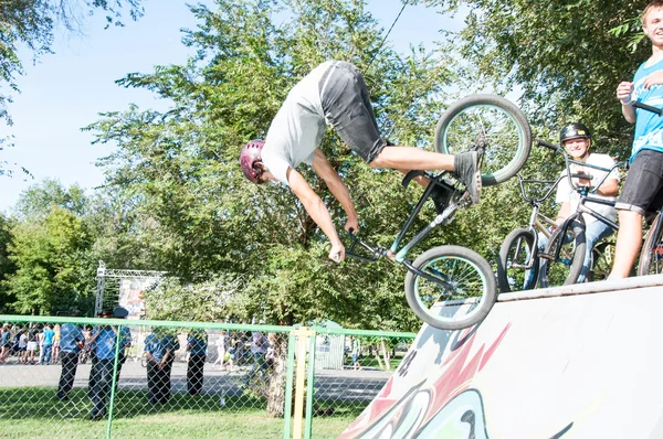 Los fanáticos de la bicicleta de prueba ... — Foto de Stock