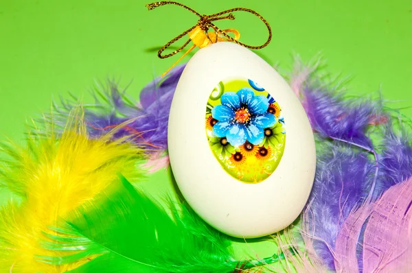 Easter egg and bird feathers — Stock Photo, Image
