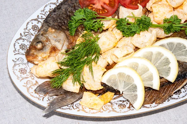 Fresh crucian river fish fried in lemon juice and fresh herbs — Stock Photo, Image