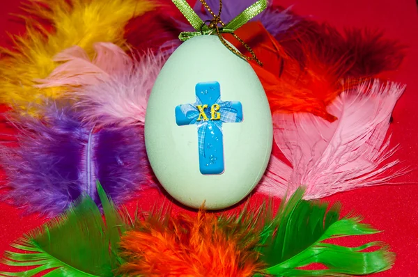 Easter egg and bird feathers. — Stock Photo, Image