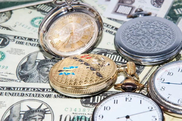 Relojes de bolsillo y dinero — Foto de Stock